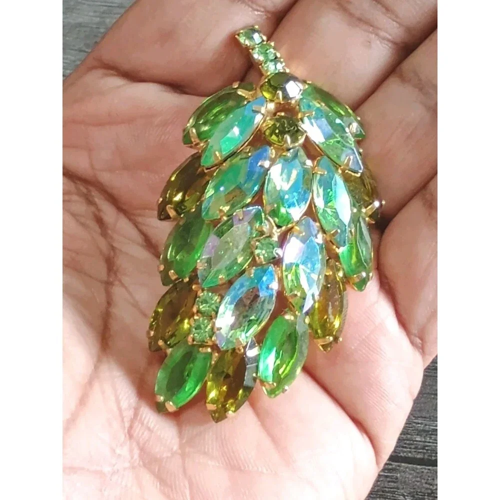 Green Faceted AB Rhinestone Leaf Stunning Gold Tone Vintage Brooch